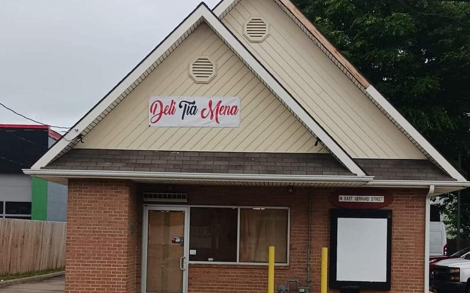Deli Tia Mena